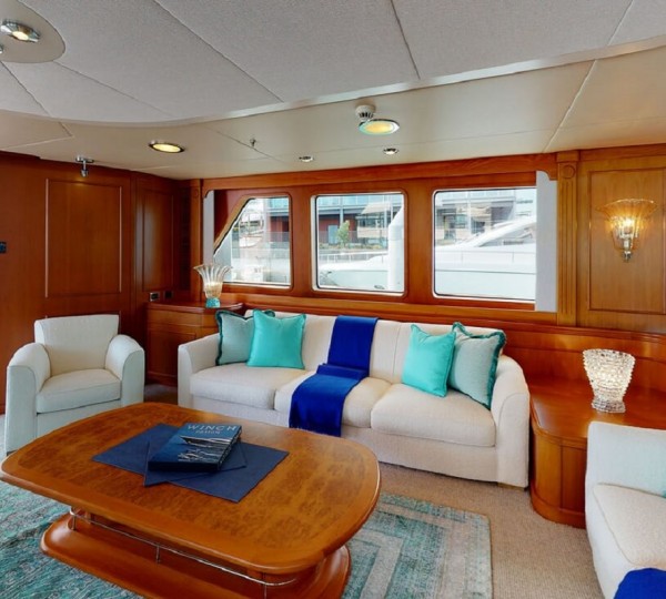 Comfortable main salon