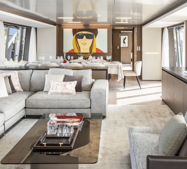 Main salon (sistership)