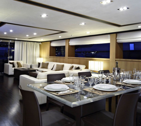 Main salon dining view aft