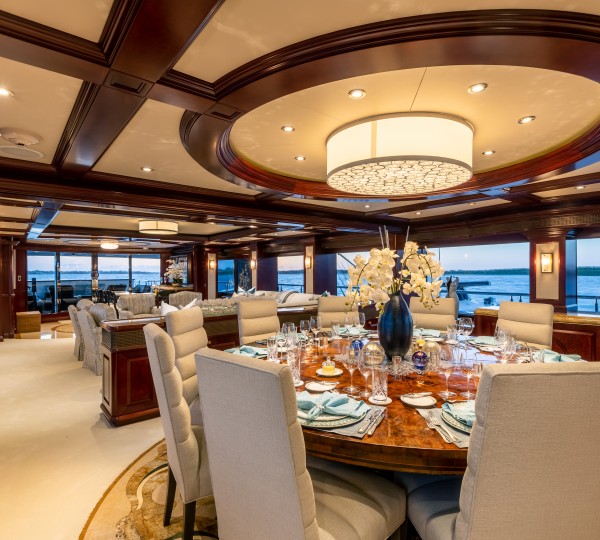 Classical decor with exquisite furnishings