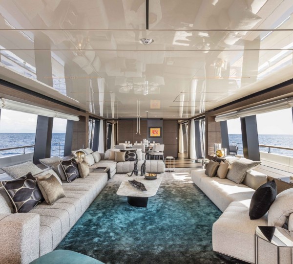 Light and spacious main salon