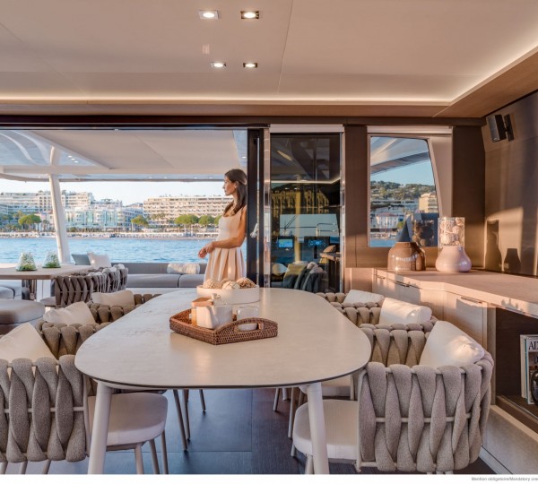 Main salon dining view aft