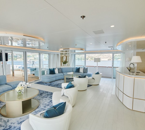 Owner's suite lounge and bar