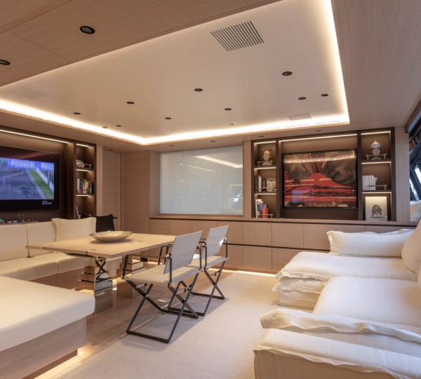 Stylish versatile space for dining