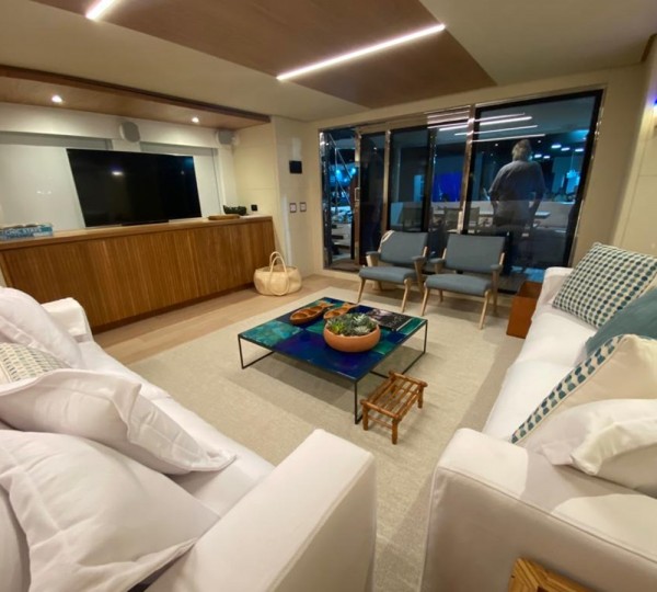 Comfortable main salon