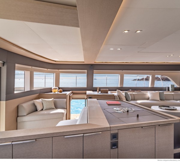 Main salon forward snug