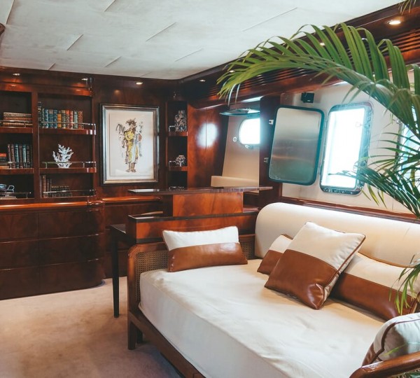 Master suite connecting lounge