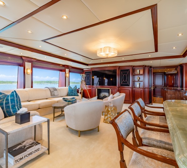 Skylounge with full bar