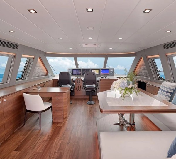 Skylounge and helm station