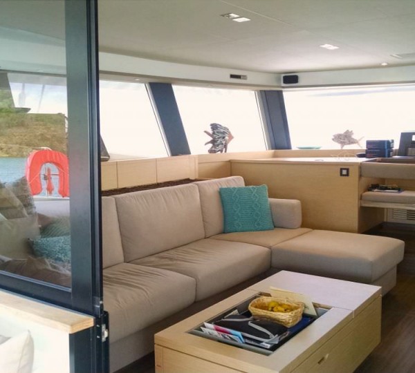 Sailing Catamaran PORT TO VINO Main Salon