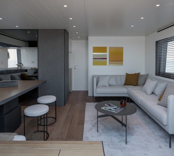 Main Salon (sistership)