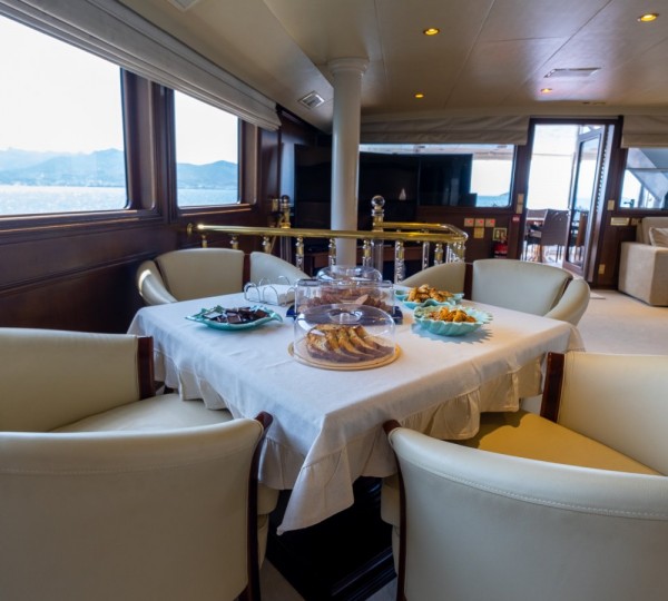 Main Salon Breakfast Or Games Table