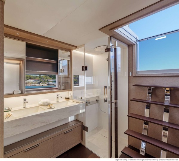 Sailing Catamaran AURA Master En Suite