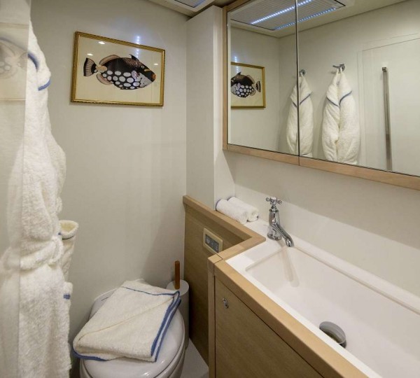 Sailing Catamaran NOMADA En Suite