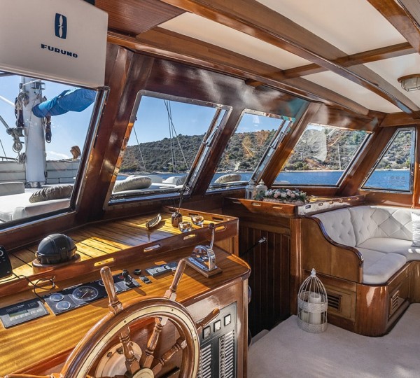 ANDI STAR Saloon And Helm