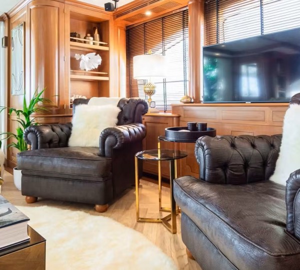 Bridge Deck Salon Alternative View