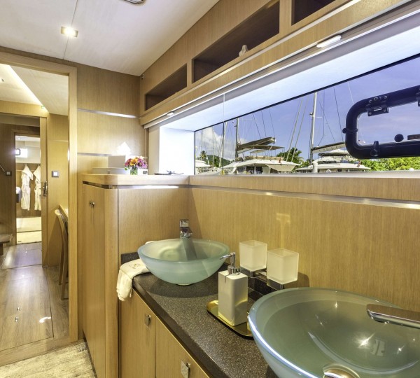 Sailing Catamaran ALLURE 64 Master En Suite