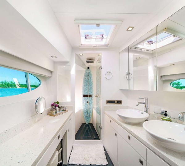 Motor Catamaran INDIGO En Suite