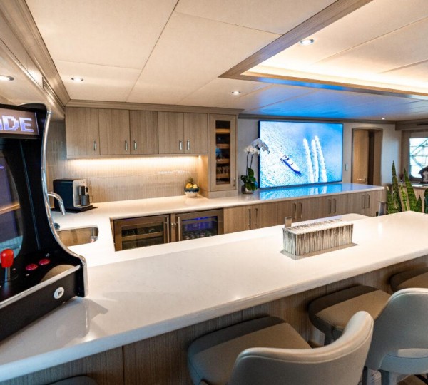 Sky Lounge Sit Up Bar