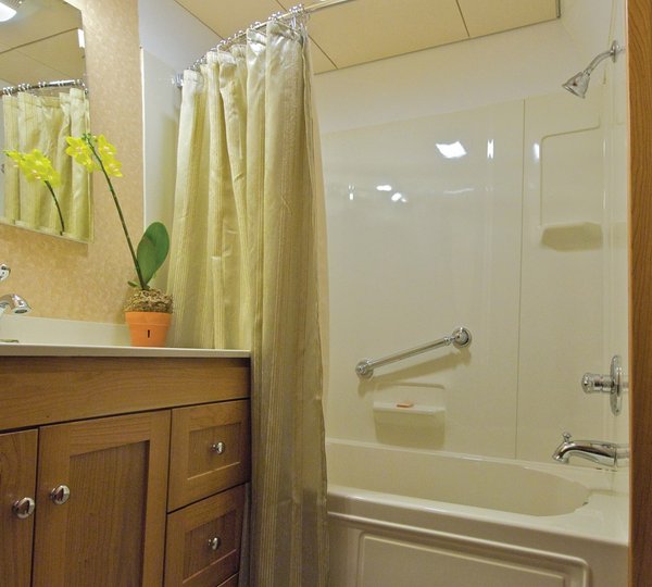 Admiral Statroom - Bathroom