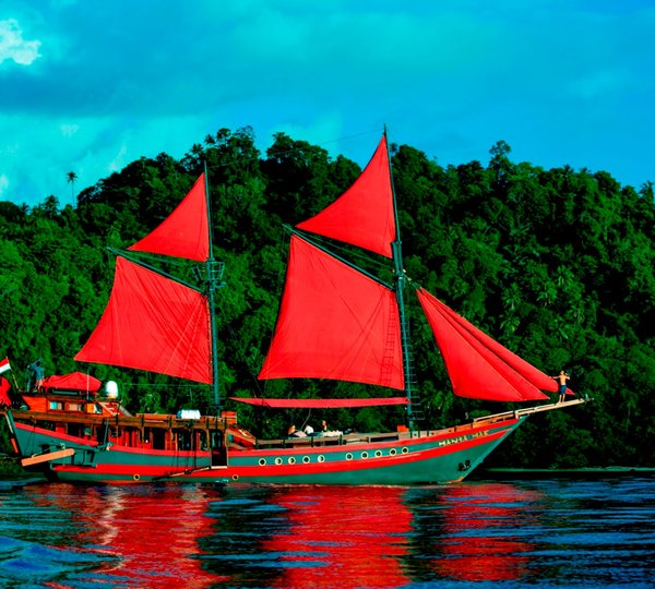 Phinisi yacht MANTAMAE - Profile view