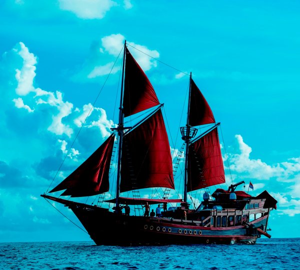 Phinisi yacht MANTAMAE - Cruising