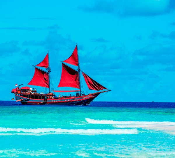 Phinisi yacht MANTAMAE - Main shot