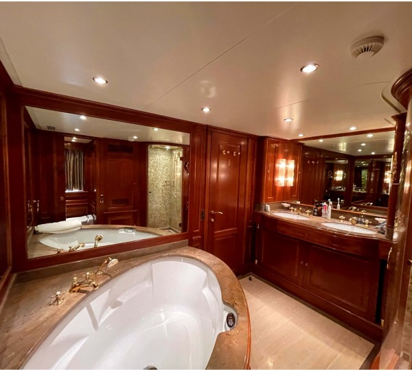 Main deck master ensuite