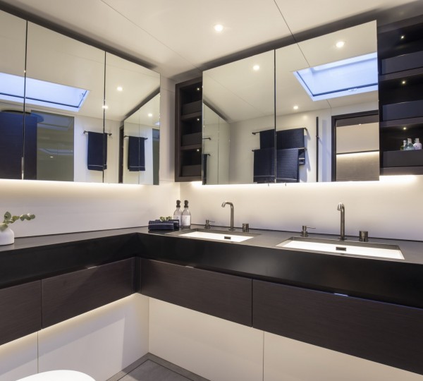 Contemporary en-suite bathrooms