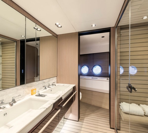 Master ensuite bathroom