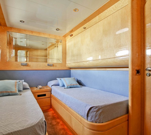 Flexible twin cabin with pullman