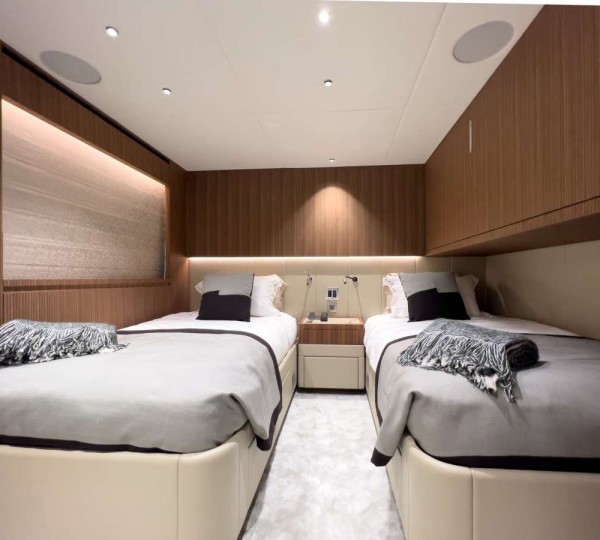 Lower deck twin suite