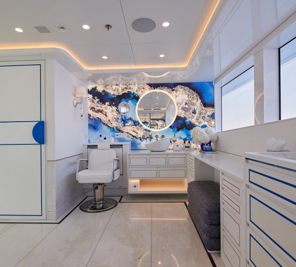 Owners ensuite with salon