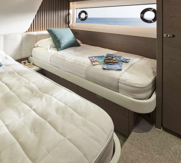 Port twin guest cabin