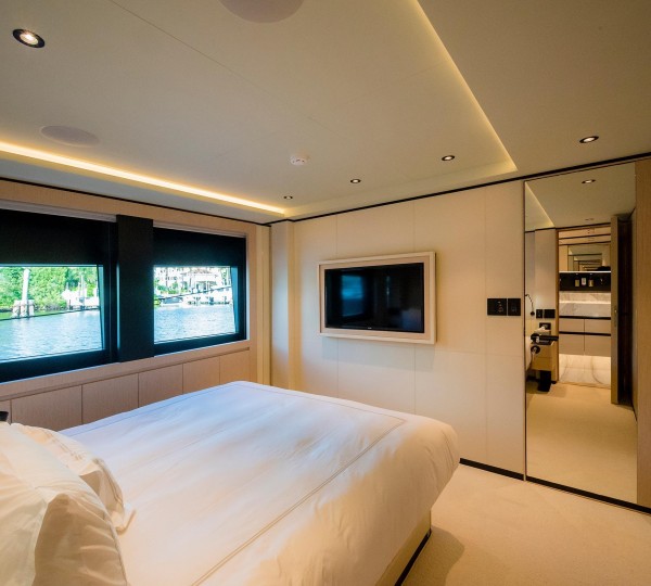 Large windows in double cabin