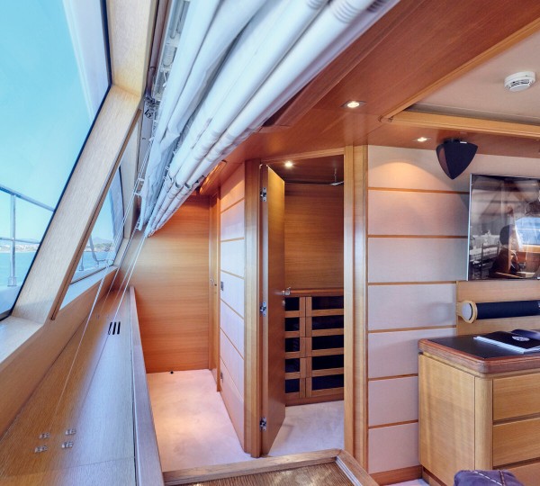 Master Suite Walk In Wardrobe