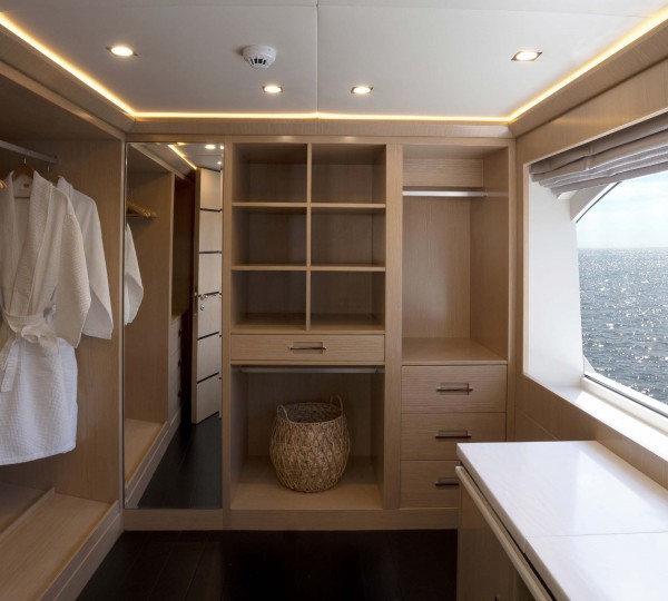 Upper Deck Master Dressing Room