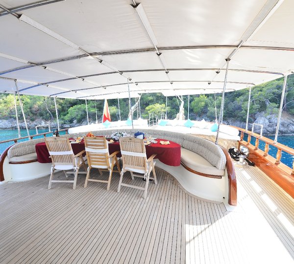 Spacious aft deck with alfresco dining