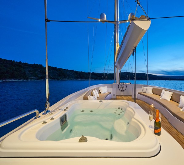 ACAPELLA Jacuzzi by night