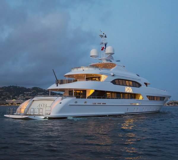 47m Heesen At Night