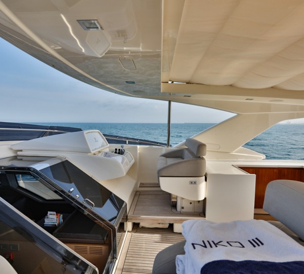 Flybridge helm station