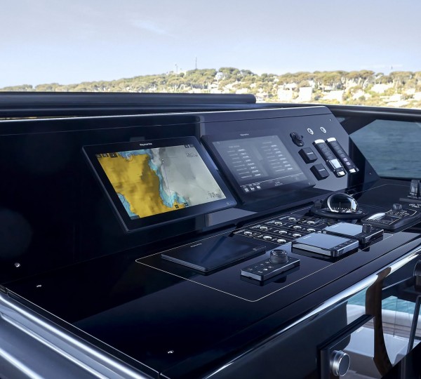 Flybridge helm station