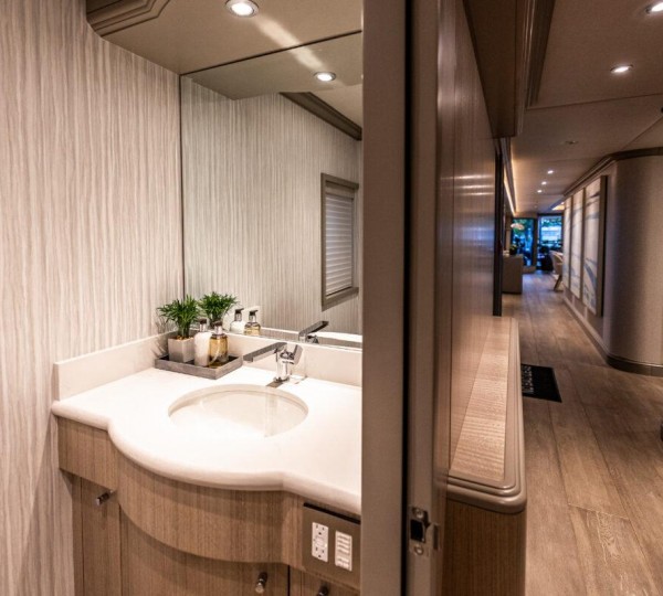 Interior - Guest Day Head