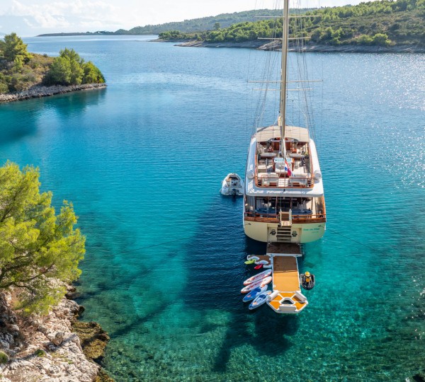 SON DE MAR - At Anchor