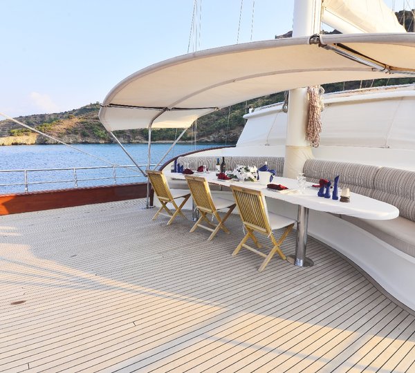 Foredeck with alfresco dining