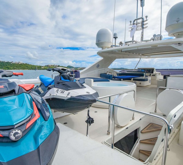 Sun deck and jacuzzi