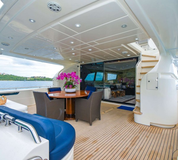 Aft deck alfresco dining