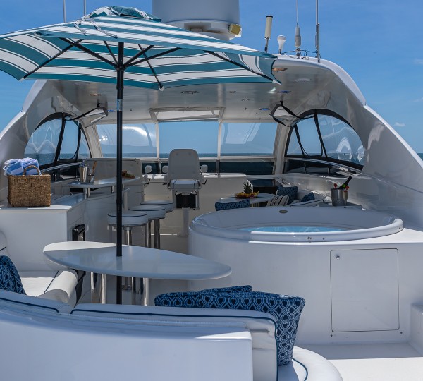 Upper deck and jacuzzi