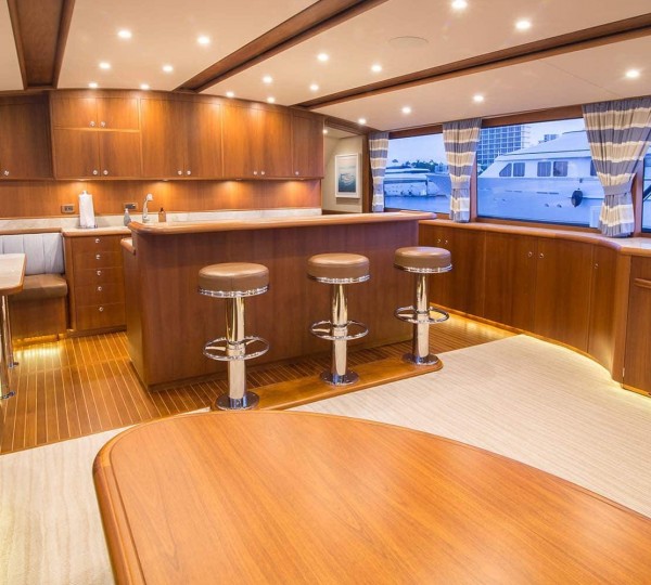 82 SPORTFISHERMAN Sistership Interior - Main Salon
