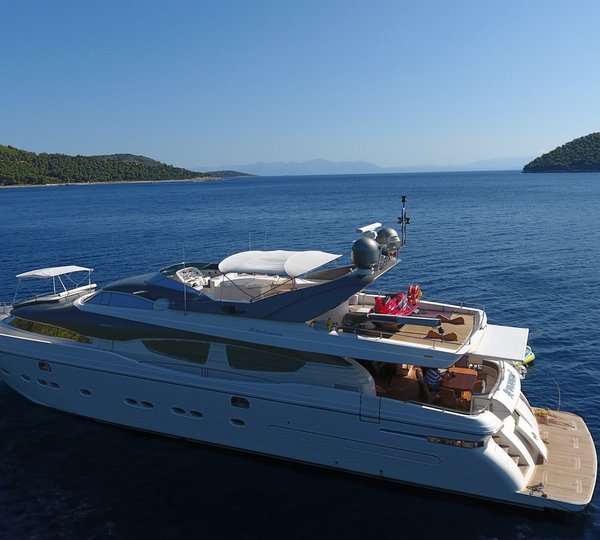 ALBATOR 2 profile at anchor